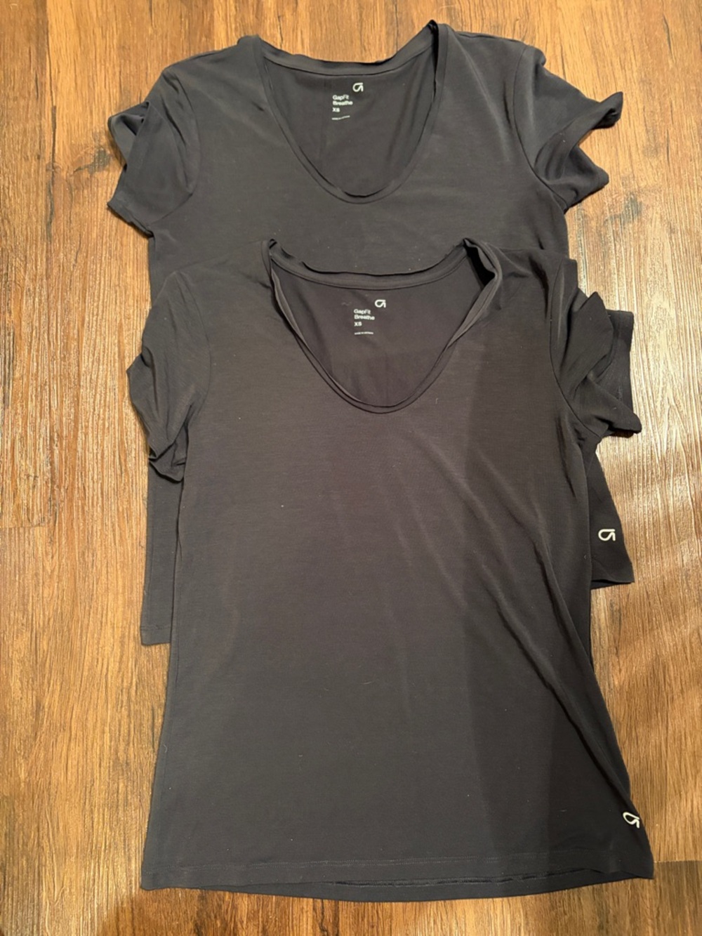 GapFit Breathe V-Neck set of 2 T-Shirts athletic performance women sz XS EUC